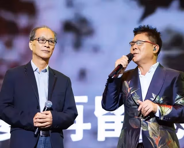 63歲姜育:年輕時負債滿身,晚年生活卻很滋潤,在別墅與朋友聚會