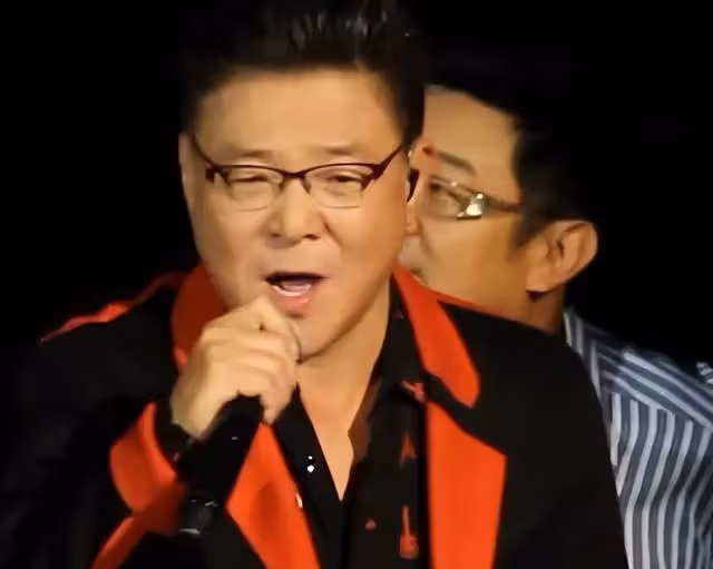 63歲姜育:年輕時負債滿身,晚年生活卻很滋潤,在別墅與朋友聚會