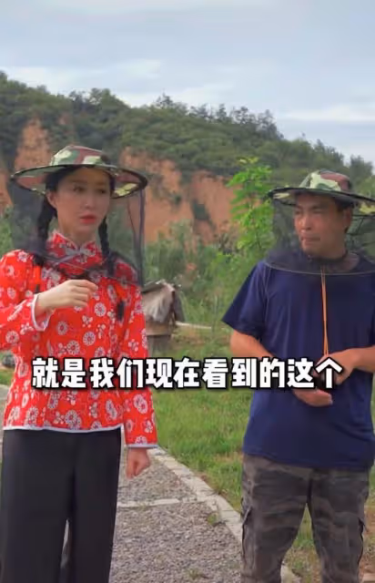 34歲舒暢現身鄉村田野撈金,穿著打扮似簡樸村婦,腳踩泥地住窯洞
