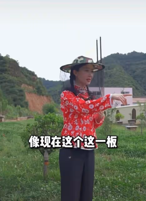 34歲舒暢現身鄉村田野撈金,穿著打扮似簡樸村婦,腳踩泥地住窯洞