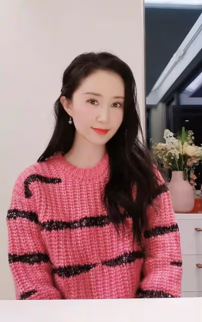 34歲舒暢現身鄉村田野撈金,穿著打扮似簡樸村婦,腳踩泥地住窯洞