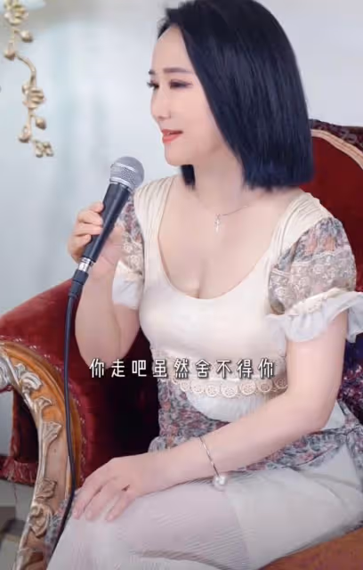 46歲周艷泓深夜馬路上唱歌無人識,穿衣風格大膽,半露香肩惹爭議