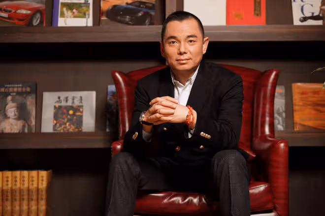 46歲周艷泓深夜馬路上唱歌無人識,穿衣風格大膽,半露香肩惹爭議