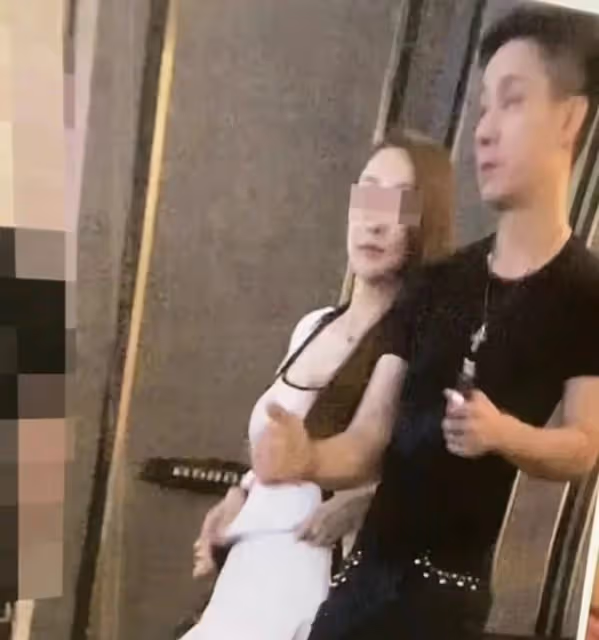 許雅鈞現身夜店,與美女搭肩摟腰關係親密,小S無奈回應顯卑微