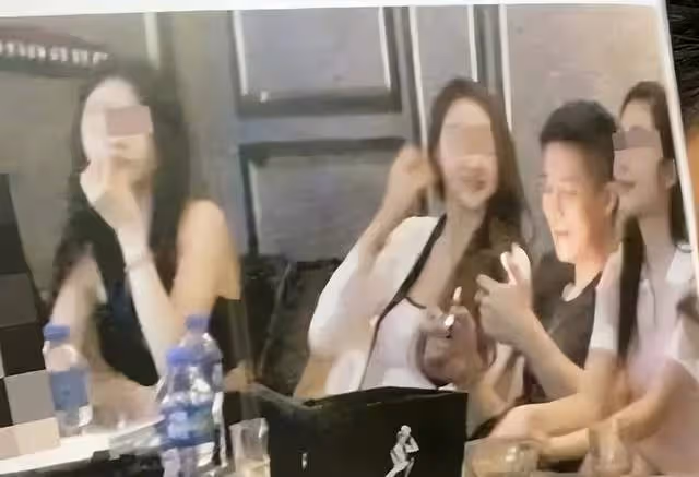 許雅鈞現身夜店,與美女搭肩摟腰關係親密,小S無奈回應顯卑微