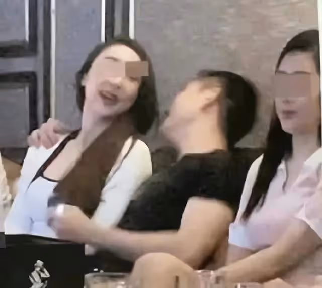 許雅鈞現身夜店,與美女搭肩摟腰關係親密,小S無奈回應顯卑微