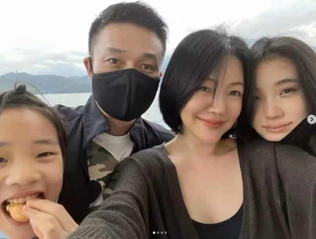 許雅鈞現身夜店,與美女搭肩摟腰關係親密,小S無奈回應顯卑微