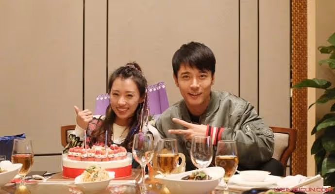 50歲洪欣為賺錢到處商演!10天趕6場商演,一臉疲憊賣力演唱無人捧場,網友:為養家太心酸