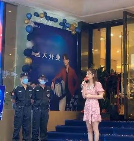 50歲洪欣為賺錢到處商演!10天趕6場商演,一臉疲憊賣力演唱無人捧場,網友:為養家太心酸
