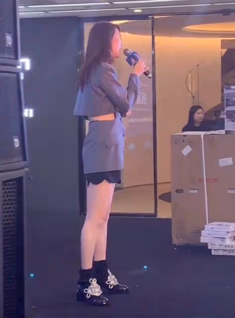 50歲洪欣為賺錢到處商演!10天趕6場商演,一臉疲憊賣力演唱無人捧場,網友:為養家太心酸