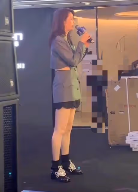 50歲洪欣為賺錢到處商演!10天趕6場商演,一臉疲憊賣力演唱無人捧場,網友:為養家太心酸