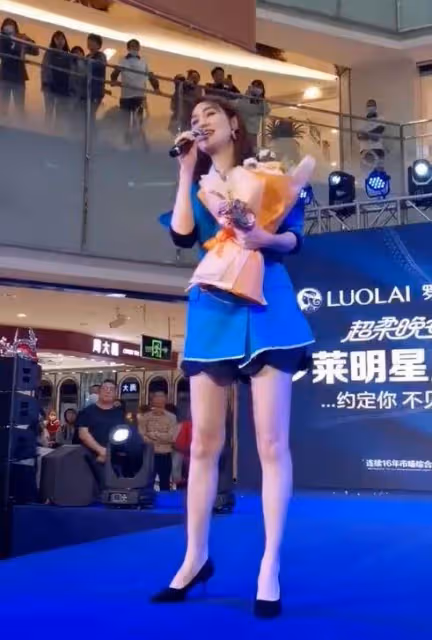 50歲洪欣為賺錢到處商演!10天趕6場商演,一臉疲憊賣力演唱無人捧場,網友:為養家太心酸