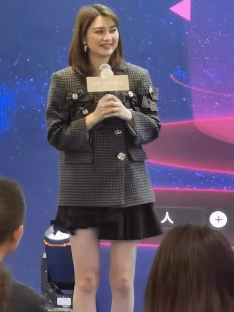 50歲洪欣為賺錢到處商演!10天趕6場商演,一臉疲憊賣力演唱無人捧場,網友:為養家太心酸