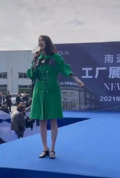 50歲洪欣為賺錢到處商演!10天趕6場商演,一臉疲憊賣力演唱無人捧場,網友:為養家太心酸