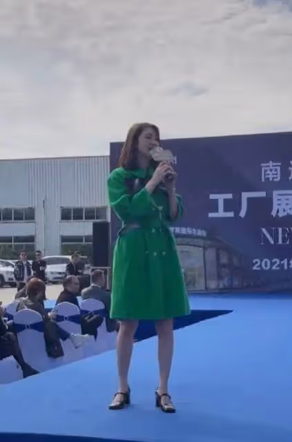 50歲洪欣為賺錢到處商演!10天趕6場商演,一臉疲憊賣力演唱無人捧場,網友:為養家太心酸
