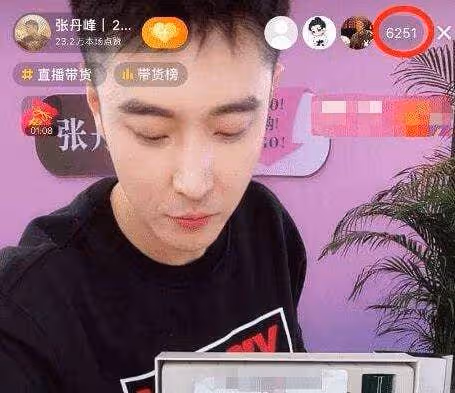 50歲洪欣為賺錢到處商演!10天趕6場商演,一臉疲憊賣力演唱無人捧場,網友:為養家太心酸