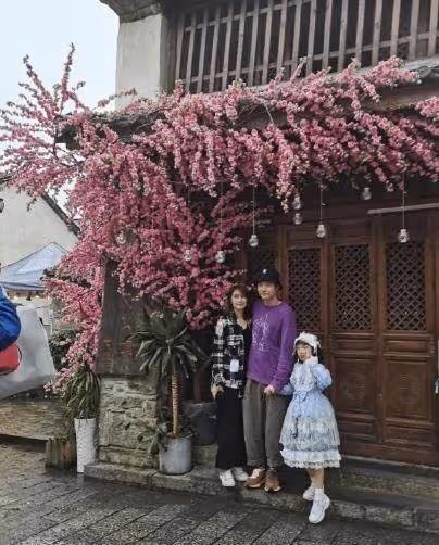 50歲洪欣為賺錢到處商演!10天趕6場商演,一臉疲憊賣力演唱無人捧場,網友:為養家太心酸