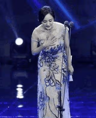同樣是彎腰防走光,楊穎、楊冪、熱巴小心翼翼,看到柳岩自然大方,網友:差距一目了然