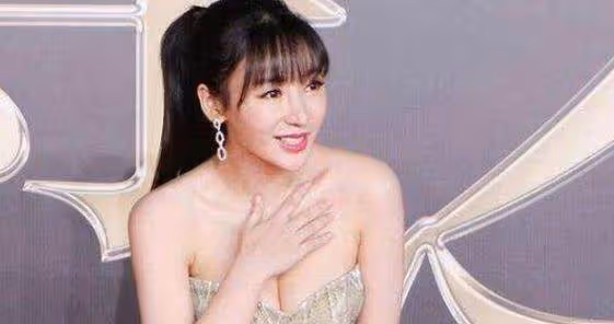 同樣是彎腰防走光,楊穎、楊冪、熱巴小心翼翼,看到柳岩自然大方,網友:差距一目了然