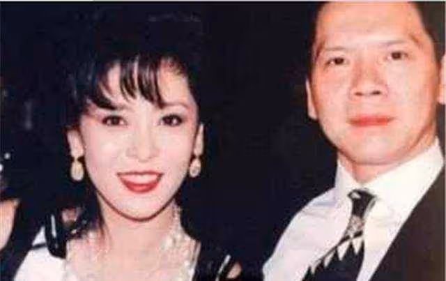 有種「前妻」叫丁佩，離婚後向華強養了40年，向太見面叫姐