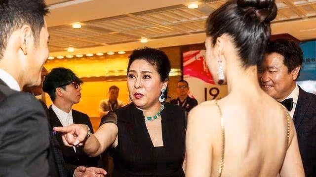有種「前妻」叫丁佩，離婚後向華強養了40年，向太見面叫姐