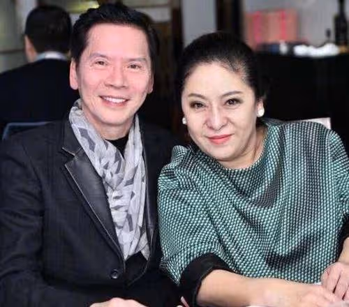有種「前妻」叫丁佩，離婚後向華強養了40年，向太見面叫姐