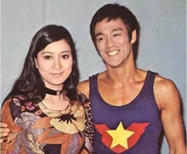 有種「前妻」叫丁佩，離婚後向華強養了40年，向太見面叫姐