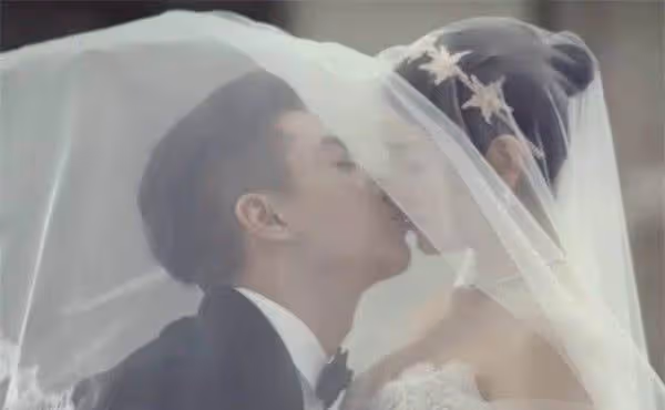 張傑的婚禮吻，黃曉明的婚禮吻，霍建華的婚禮吻，都輸給了他