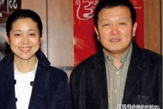 61歲倪萍為兒子「傾家蕩產」，為何隱瞞女兒從不提起，原來另有苦衷！