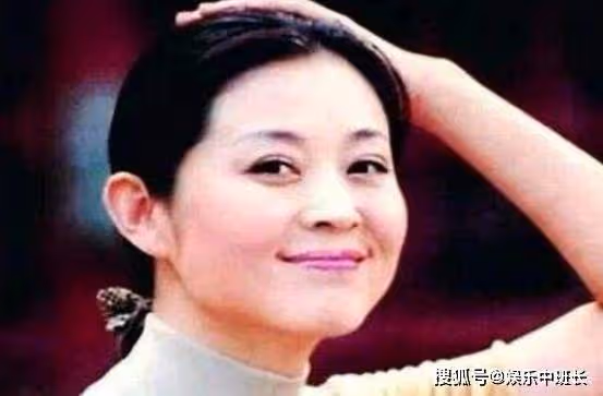 61歲倪萍為兒子「傾家蕩產」，為何隱瞞女兒從不提起，原來另有苦衷！