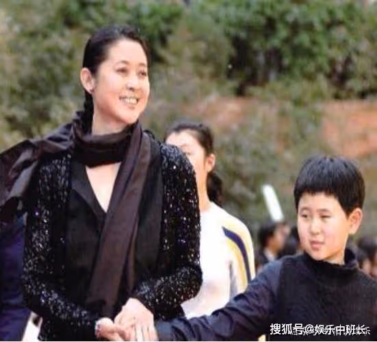 61歲倪萍為兒子「傾家蕩產」，為何隱瞞女兒從不提起，原來另有苦衷！