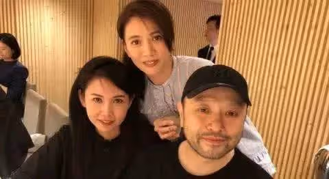 56歲邱淑貞外出逛街被拍!丸子頭「身材略顯圓潤」走形,網友:女神也抵擋不了歲月