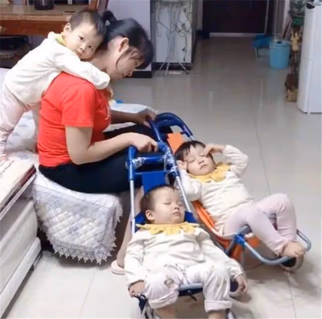 三倍辛苦,妻子產下3胞胎和婆婆一起顧卻常抱怨好累, 丈夫下班提前回家眼前一幕讓他愧疚:錯過她了