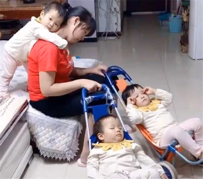 三倍辛苦,妻子產下3胞胎和婆婆一起顧卻常抱怨好累, 丈夫下班提前回家眼前一幕讓他愧疚:錯過她了