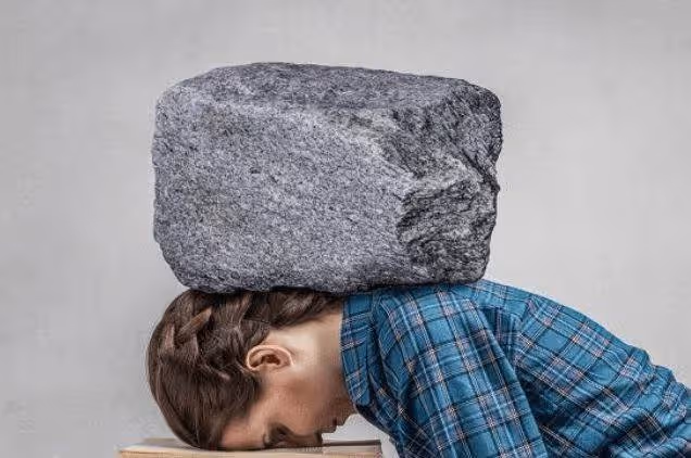 兒媳是外人,婆家8口人齊聚其樂融融,指揮孕媳一人洗碗做飯,岳母見狀怒喊:馬上失婚