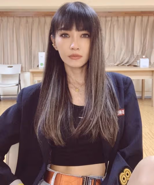 當媽後依舊美！47歲謝金燕「突鬆口我戀愛了」，消失1個月「臉上又有大變動」連自己也認不出：這誰呀