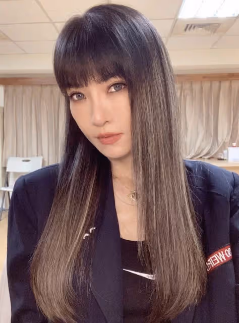 當媽後依舊美!47歲謝金燕「突鬆口我戀愛了」,消失1個月「臉上又有大變動」連自己也認不出:這誰呀