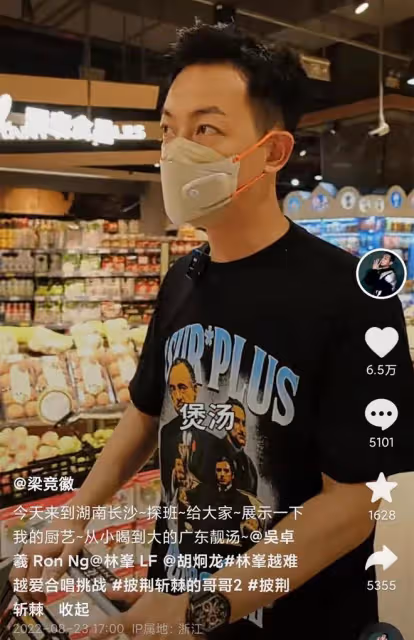 林峯攜妻女參加飯局,張馨月抱娃不方便,吳卓羲給她卷肉很貼心
