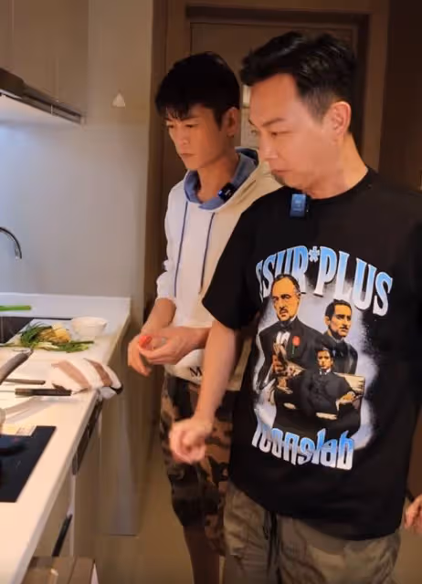 林峯攜妻女參加飯局,張馨月抱娃不方便,吳卓羲給她卷肉很貼心