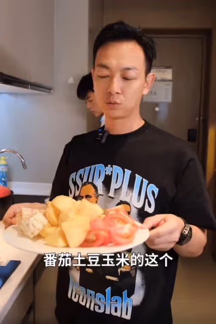 林峯攜妻女參加飯局,張馨月抱娃不方便,吳卓羲給她卷肉很貼心
