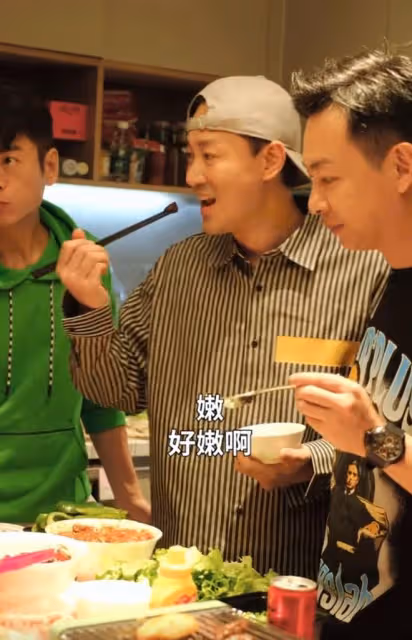 林峯攜妻女參加飯局,張馨月抱娃不方便,吳卓羲給她卷肉很貼心