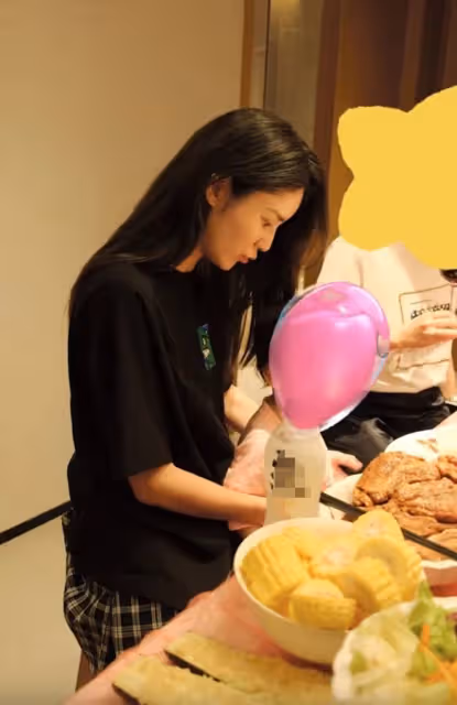 林峯攜妻女參加飯局,張馨月抱娃不方便,吳卓羲給她卷肉很貼心