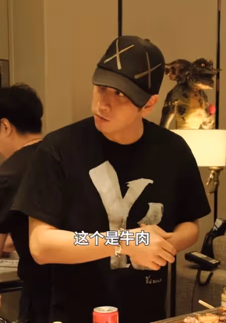 林峯攜妻女參加飯局,張馨月抱娃不方便,吳卓羲給她卷肉很貼心