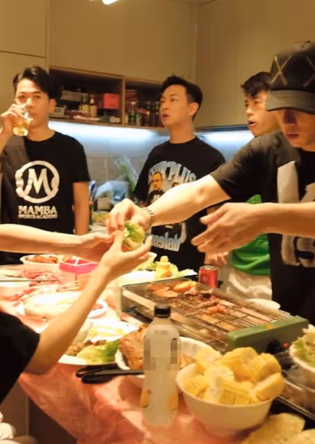 林峯攜妻女參加飯局,張馨月抱娃不方便,吳卓羲給她卷肉很貼心