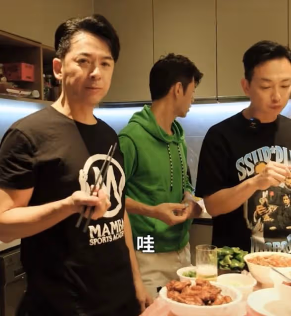 林峯攜妻女參加飯局,張馨月抱娃不方便,吳卓羲給她卷肉很貼心
