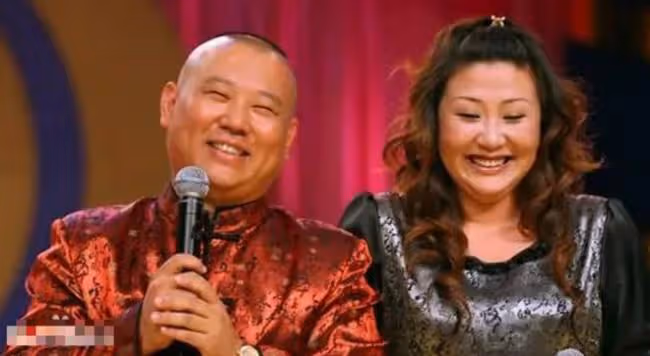 郭德綱老婆現身引圍觀 穿短褲身上多處紋身