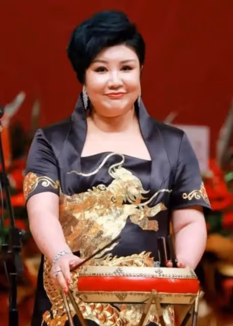 郭德綱老婆現身引圍觀 穿短褲身上多處紋身
