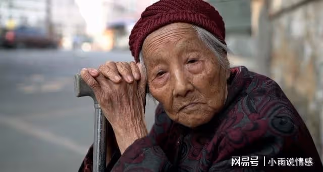 兒子怒斥母親：「全家人不工作都陪著你，那我小孩不用養了嗎？」