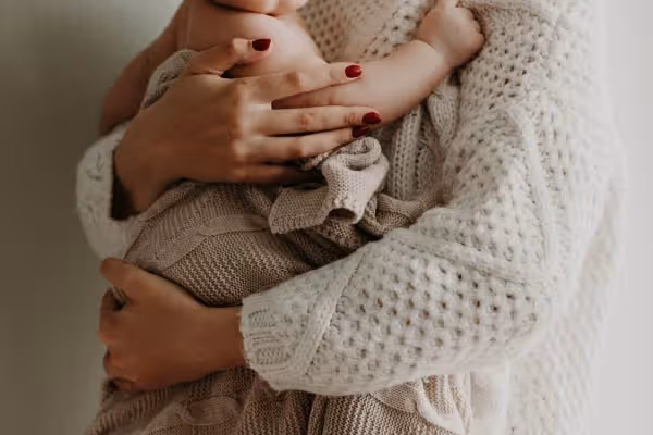 35歲女老師帶女兒「結束寶貴生命」!「背後原因」媽媽們感同落淚:職場超人母親,早已遍體麟傷