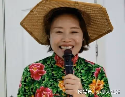 草帽姐回村發助學金,每位本科生髮5000元,揚言考上清華者發100W